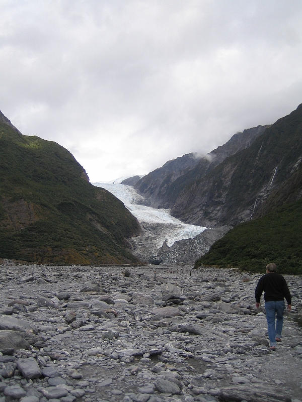 IMG_2173.JPG - Walk to the glacier: Chris