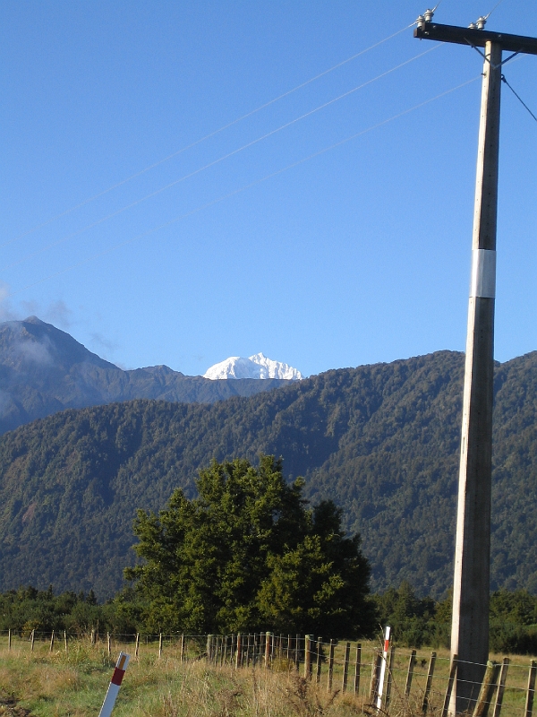 IMG_2237.JPG - Mountains near Franz: tip of Mount Tasman?
