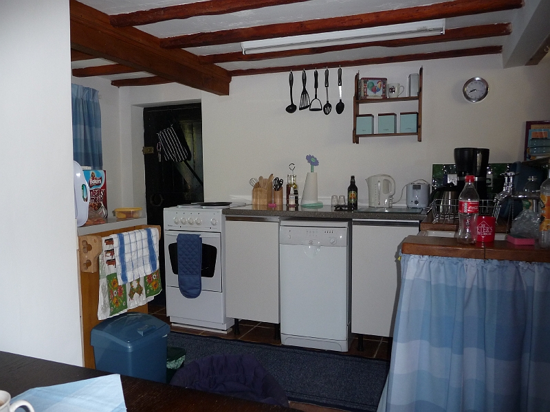 P1000407.JPG - Fiddler's Cottage: kitchen